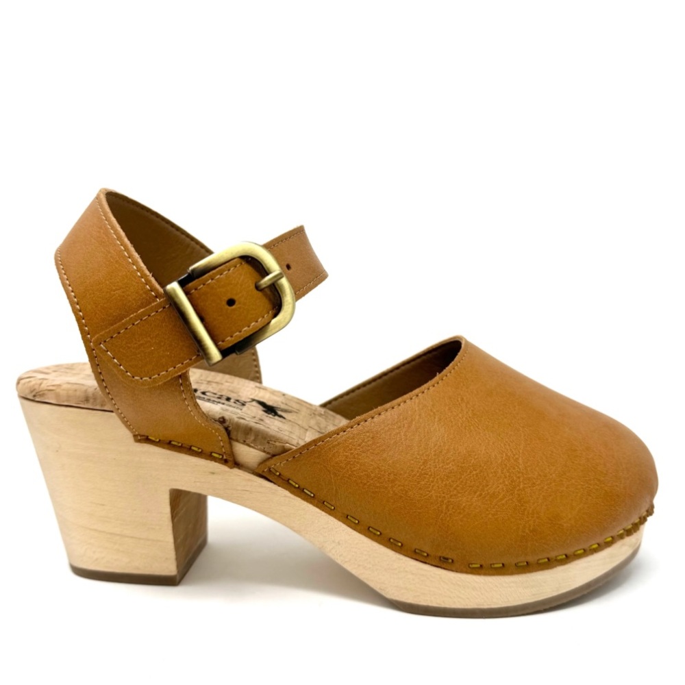 MOO SHOES Pepper Clog in Camel from Novacas. Vegan. Size 37. Adjustable strap.